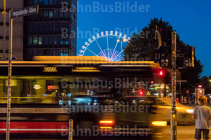 Ein HVV-Linienbus auf der Reeperbahn vor dem Hamburger DOM mit Riesenrad