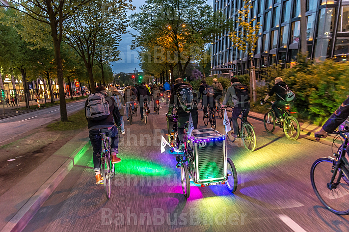Zahlreiche Radfahrer fahren über die Reeperbahn in St. Pauli in Hamburg und nehmen an der Fahrrad-Demo Critical Mass teil