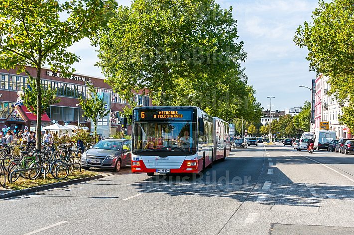 Metrobus der Linie M6 in der Feldstraße in Hamburg