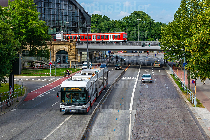 Metrobus der Linie M5 in Hamburg vor einer S-Bahn