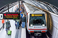 Eine Menschenmenge drängt am U-Bahnhof Hauptbahnhof Nord in Hamburg in einen Zug der Linie U2