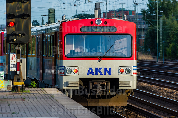 AKN-Triebwagen im S-Bahnhof Hamburg-Eidelstedt an einem Rangiersignal