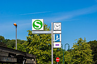 Stationsschild am S-Bahnhof Halstenbek in Schleswig-Holstein
