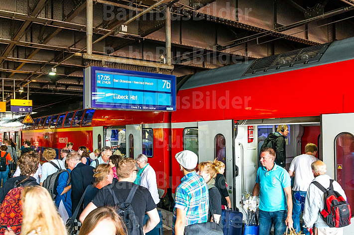 Menschen steigen am Hamburger Hauptbahnhof aus einem Regionalexpress nach Lübeck
