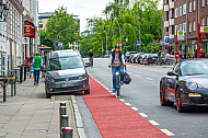 Falschparker blockieren Fahrradspur im Mühlenkamp in Hamburg