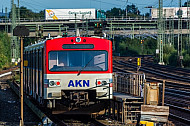 AKN-Triebwagen im S-Bahnhof Hamburg-Eidelstedt auf einem Abstellgleis vor einem roten Signal