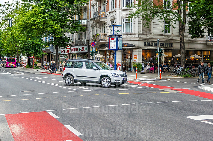 Ein Auto missachtet das Abbiegeverbot vom Mühlenkamp in die Gertigstraße in Hamburg