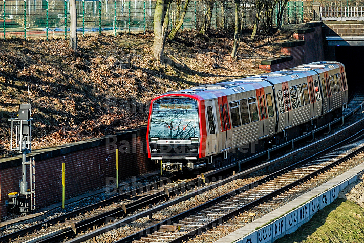 Ein fabrikneuer U-Bahn-Zug am Berliner Tor in Hamburg