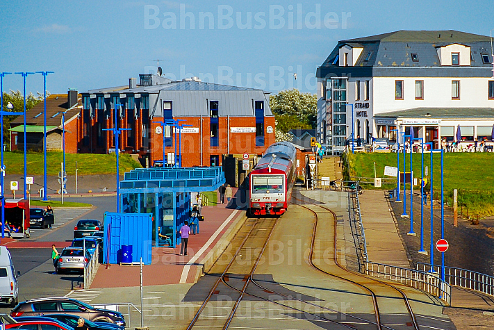 Triebwagen der NEG im Fährbahnhof Dagebüll Mole in Schleswig-Holstein neben einer Fähre