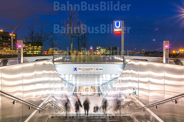 Eingang U-Bahnhaltestelle Überseequartier in Hamburg am Abend