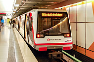 U-Bahn im Bahnhof Jungfernstieg in Hamburg
