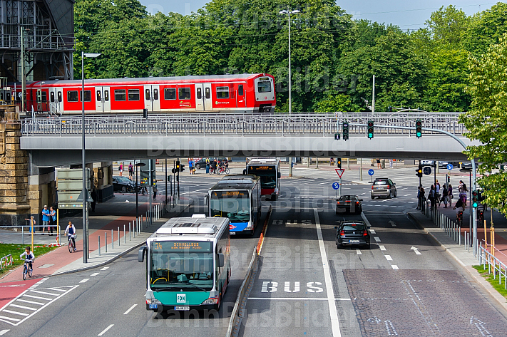 Mehrere Busse am Dammtor in Hamburg mit S-Bahn 