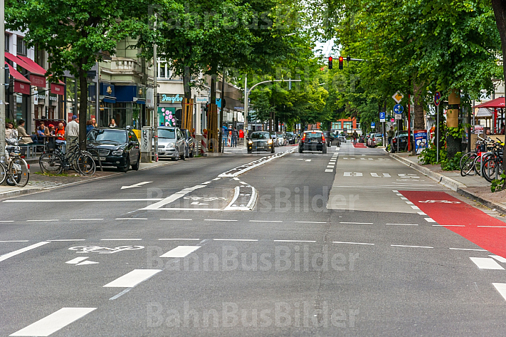 Busbeschleunigung im Mühlenkamp in Hamburg. Neue Abbiegespur für Radfahrer und ein Radweg, der in einer Bushaltestelle endet. 
