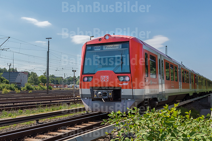 Ein S-Bahn-Zug der Baureihe 474 am Bahnhof Elbgaustraße in Hamburg