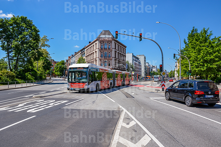 Vorfahrt für einen Metrobus in Hamburg