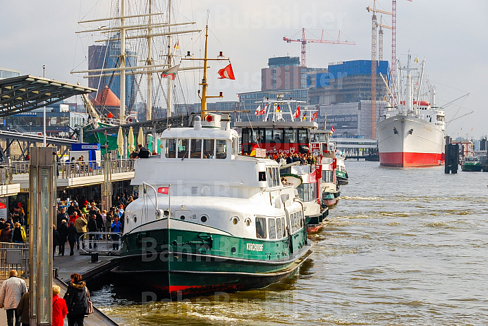 Hafenfähren an den Landungsbrücken in Hamburg