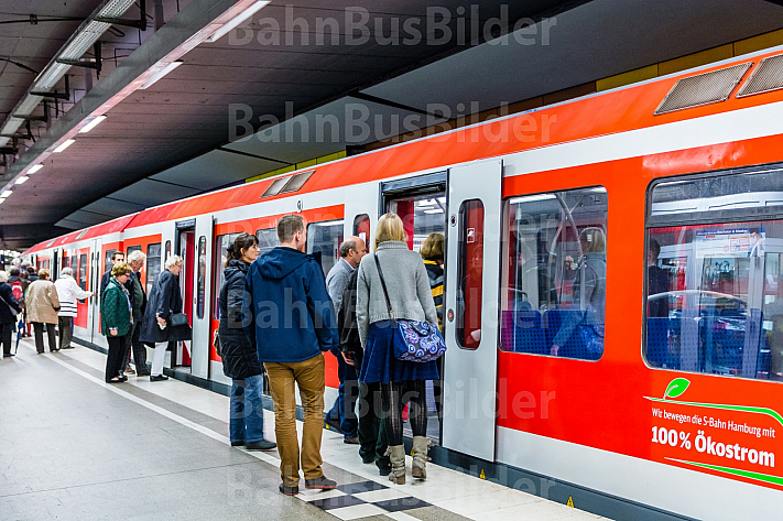 Menschen steigen in Hamburg in eine S-Bahn