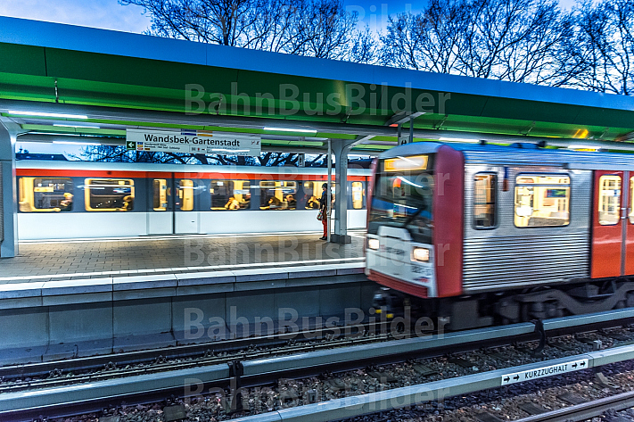 Zwei U-Bahn-Züge der Typen DT4 und DT3 an der Haltestelle Wandsbek-Gartenstadt in Hamburg