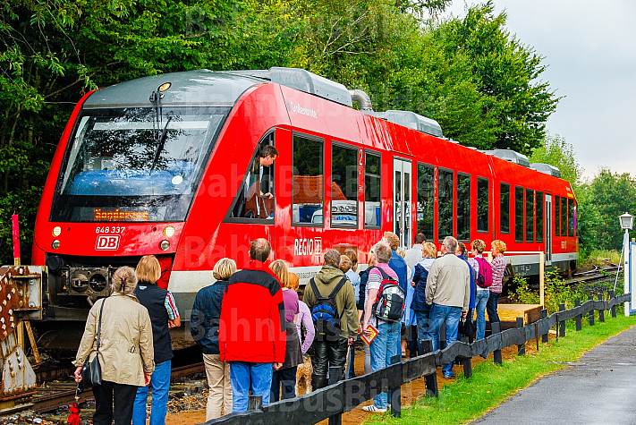 Menschen warten auf einen Sonderzug auf einer stillgelegten Bahnstrecke in Rendsburg-Seemühlen in Schleswig-Holstein