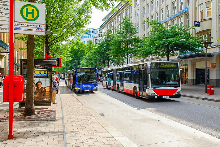 Zwei Hochbahn-Busse überholen sich in der Mönckebergstraße