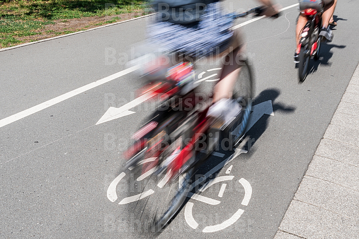 Fahrradfahrer fahren auf einem modernen Radweg in Hamburg