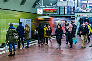 Menschen warten auf eine einfahrende U-Bahn am Hauptbahnhof in Hamburg