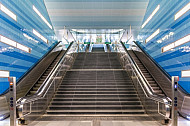 Ein Treppenaufgang in der U-Bahn-Haltestelle Überseequartier in Hamburg