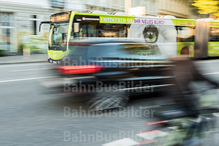 Intermodaler Verkehr: HVV-Busse, Autoverkehr und Radfahrer teilen sich den Verkehrsraum in der Feldstraße in Hamburg