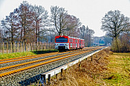 AKN-Triebwagen auf neu ausgebauter zweigleisiger Strecke südlich von Quickborn in Schleswig-Holstein