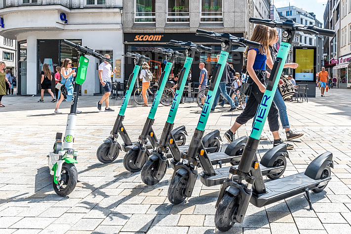 Mehrere E-Scooter verschiedener Leih-Anbieter stehen auf dem Gänsemarkt in Hamburg
