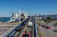 Autos fahren auf Scandlines-Fähre im Hafen von Puttgarden (Vogelfluglinie)