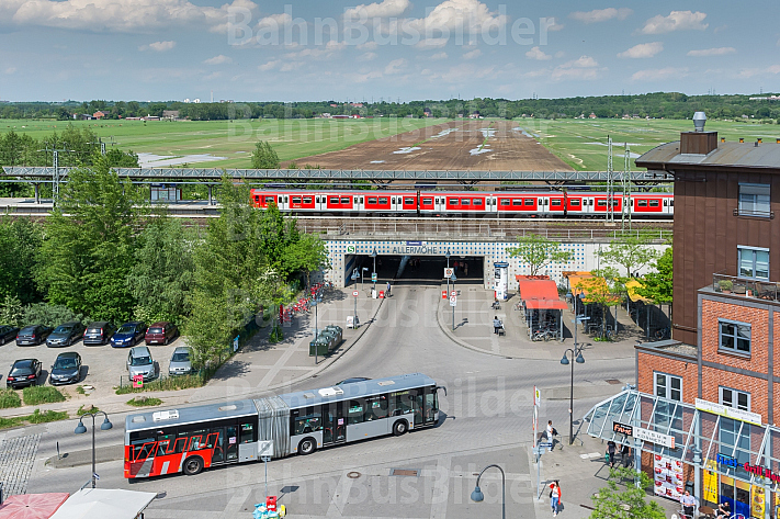 Blick auf den S-Bahnhof Allermöhe in Hamburg. Im Hintergrund soll in den nächsten Jahren der neue Stadtteil Oberbillwerder entstehen