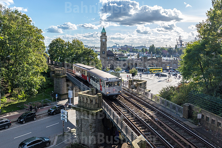 Ein historischer U-Bahnzug vom Typ TU auf der Linie U3 vor den Landungsbrücken in Hamburg