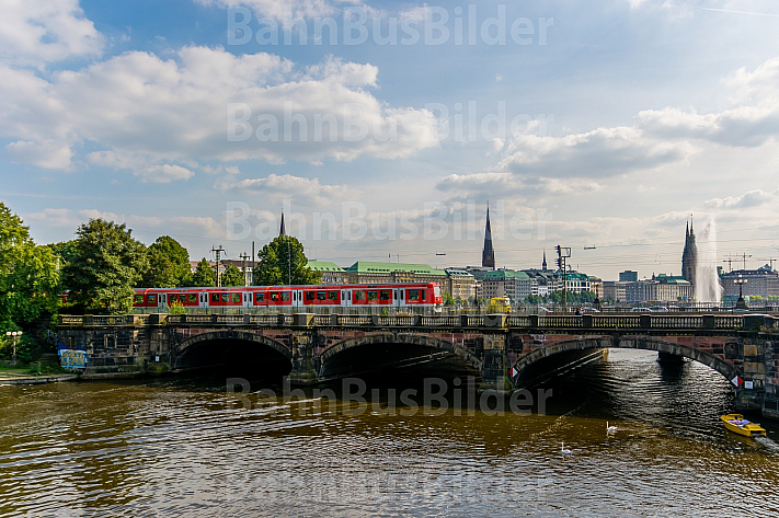 S-Bahn auf der Lombardsbrücke in Hamburg