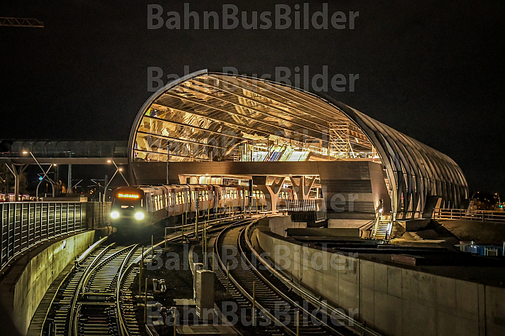 Ein U-Bahn-Zug vom Typ DT5 im neuen U-Bahnhof Elbbrücken in Hamburg