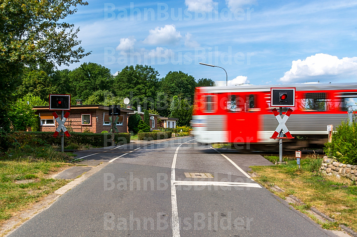AKN-Triebwagen am unbeschrankten Bahnübergang Bornkamp in Barmstedt in Schleswig-Holstein