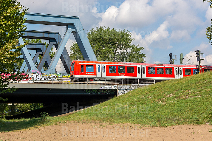 S-Bahn auf den Elbbrücken in Wilhelmsburg
