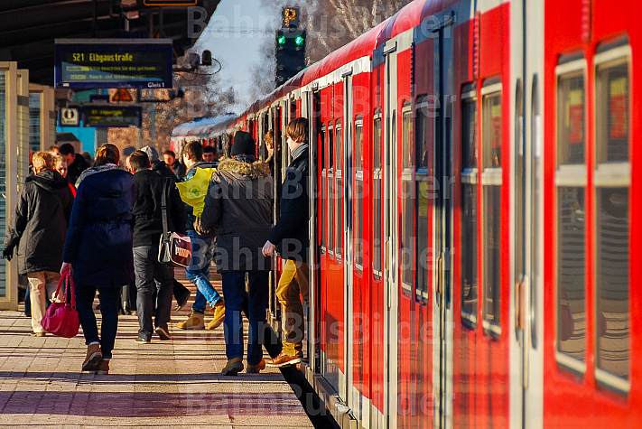Menschen steigen im Winter aus einer S-Bahn