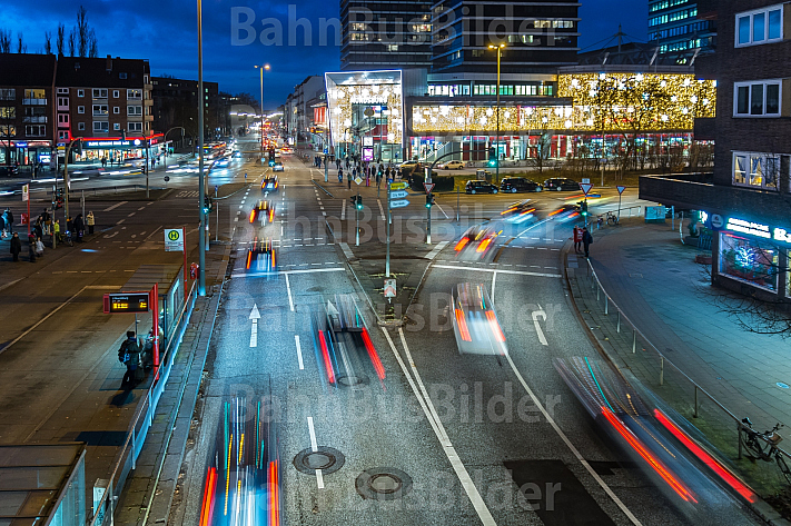 Auto-Verkehr zur abendlichen Rush-Hour an der Mundsburg in Hamburg