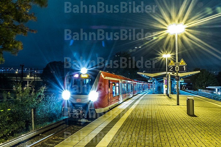 Ein Zug der neuen S-Bahn-Baureihe 490 bei Nacht in Hamburg