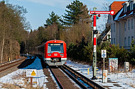 S-Bahn im Schnee im Bahnhof Klein Flottbek in Hamburg mit Schild 