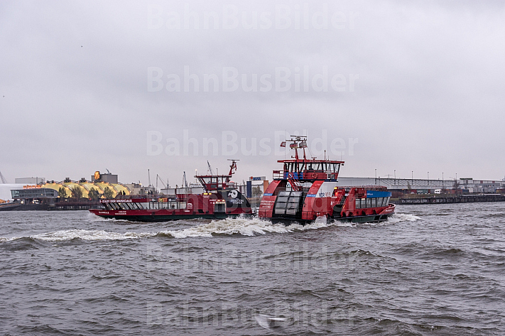 Zwei Hafenfähren bei Sturm in Hamburg