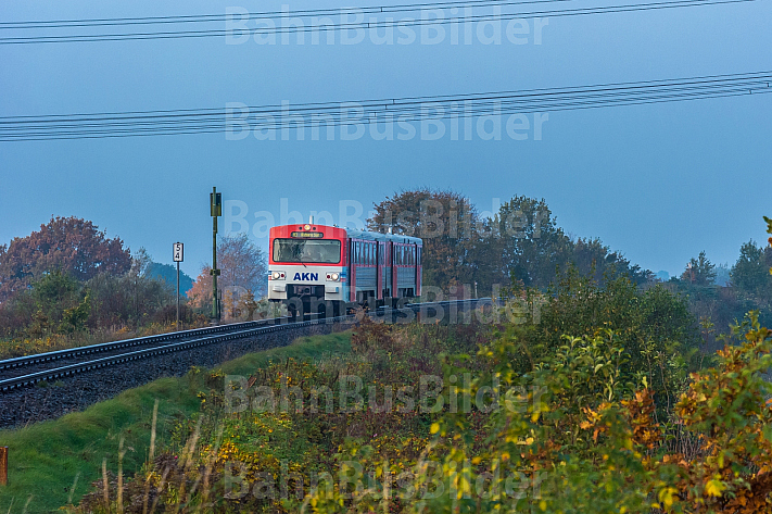 Ein Triebwagen der AKN im herbstlichen Frühnebel an einem Bahnübergang bei Bokholt in Schleswig-Holstein