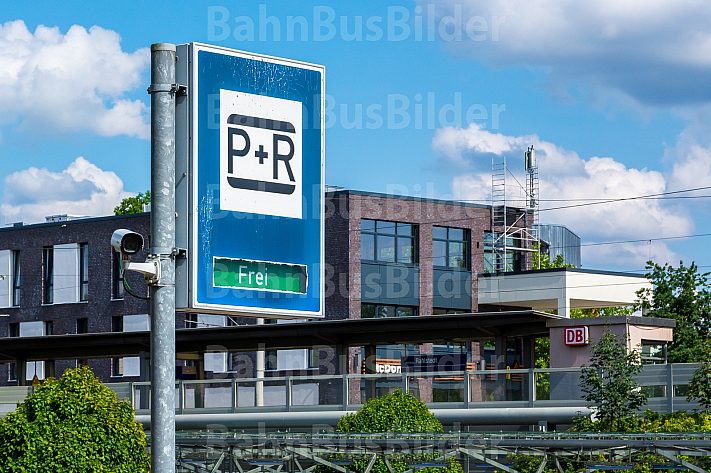 Verkehrsschild für Park and Ride-Anlage am Bahnhof Rahlstedt in Hamburg