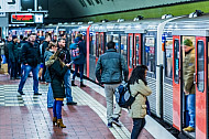 Menschen stehen an einer U-Bahn am Hauptbahnhof in Hamburg