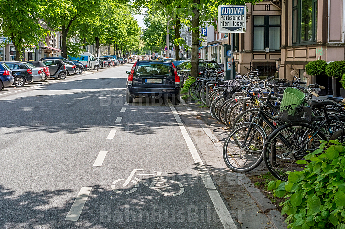 Ein Falschparker blockiert einen Fahrrad-Schutzstreifen in Hamburg