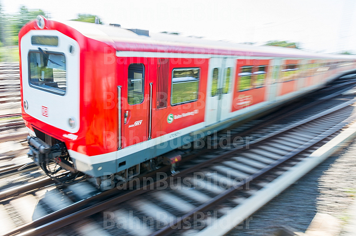 Ein S-Bahn-Zug der Baureihe 472 fährt in Hamburg über eine Weiche
