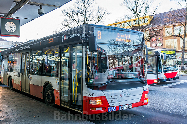 Ein Metrobus der Linie 8 am U-Bahnhof Wandsbek Markt in Hamburg