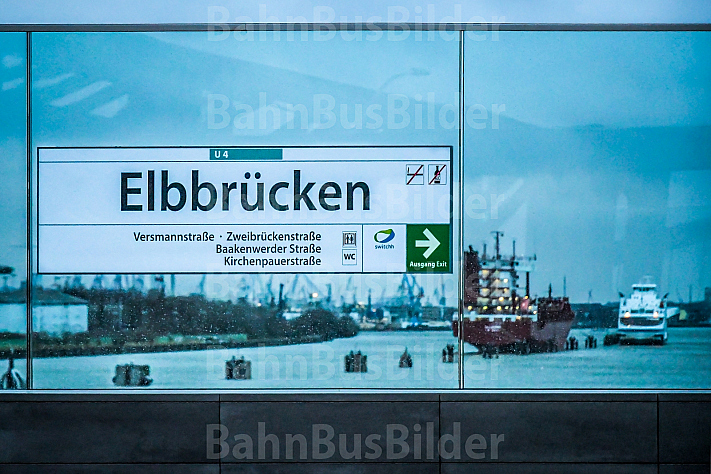 Der U-Bahnhof Elbbrücken in Hamburg bietet einen Blick direkt auf den Hamburger Hafen mit Schiffen im Hintergrund