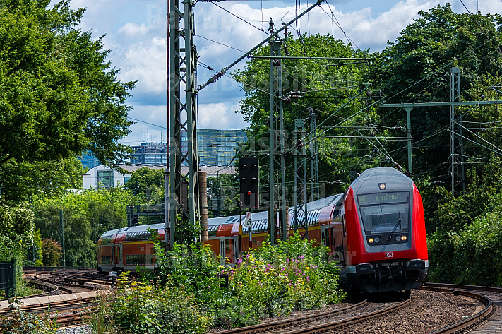 Regionalexpress nach Kiel auf der Verbindungsbahn in Hamburg